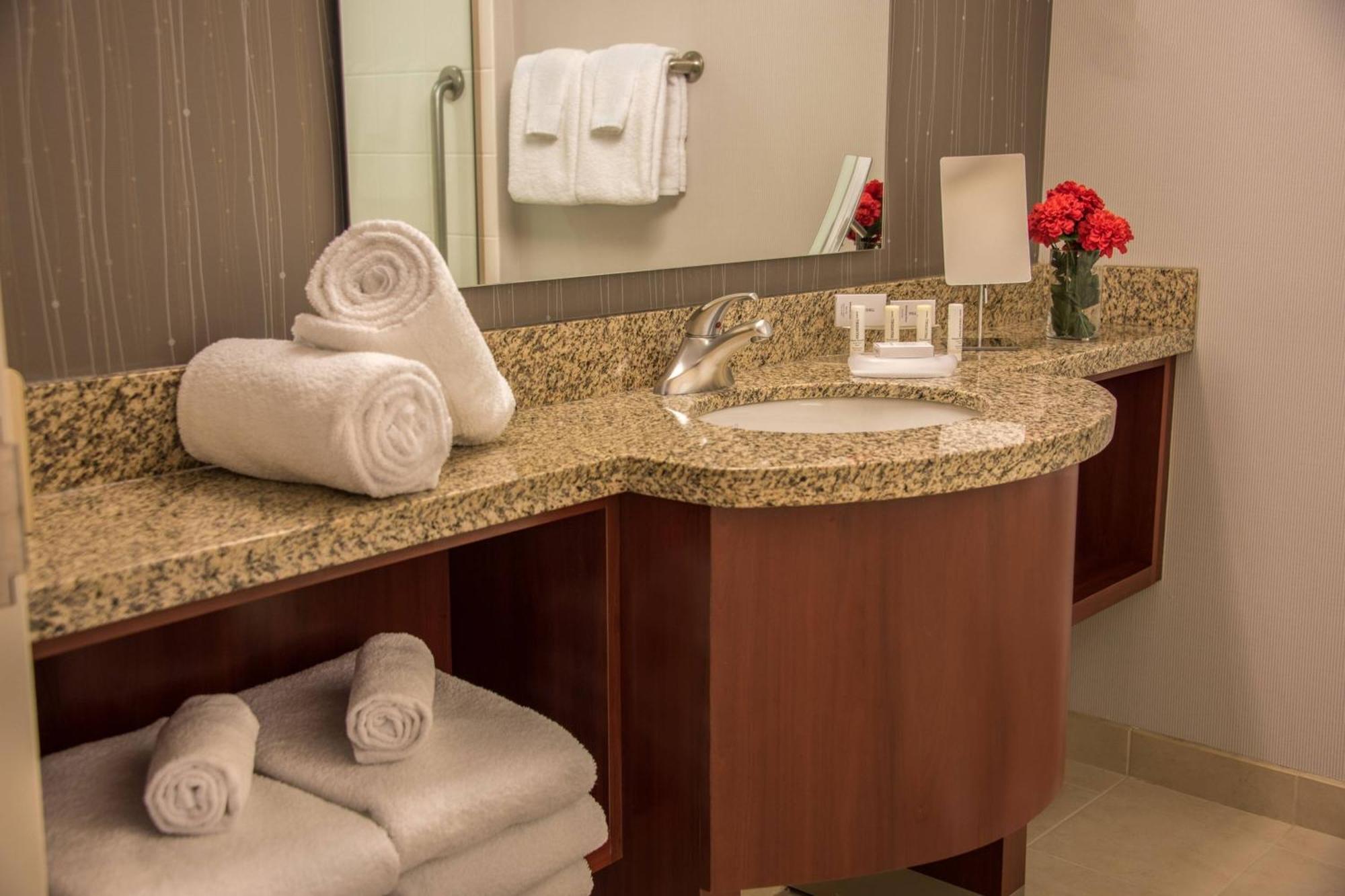 Courtyard By Marriott Bethesda Chevy Chase Hotel Ngoại thất bức ảnh